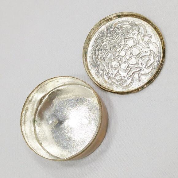 Small Vintage Brass Floral Enamel Pill Box, 1970s Vintage Jewelry Accessories - Picture 8 of 10